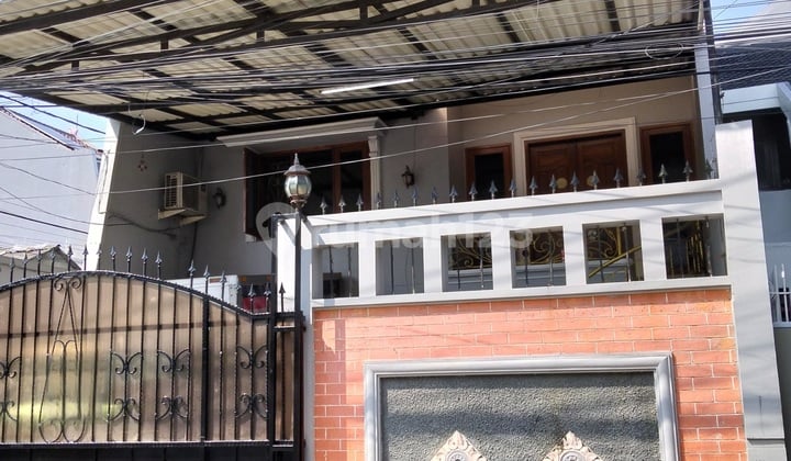 8x18 Beautiful Ready-to-Occupy 3-Story House in a Complex near Tanjung Duren, West Jakarta