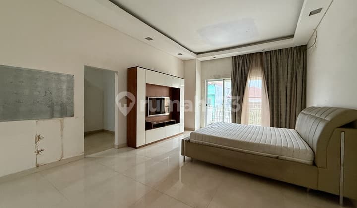 2.5-Story Strategic House, Fits 2 Cars in a Row, Duri Kepa, West Jakarta