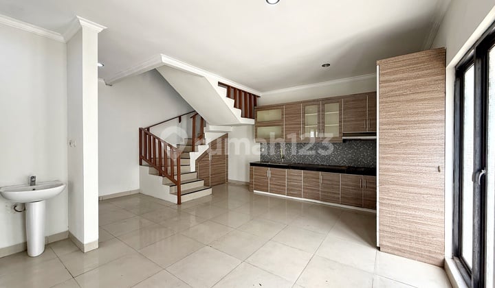 Rumah Hoek Strategis Green Ville Jakarta Barat