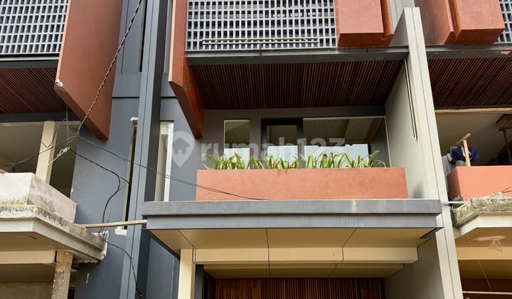 Rumah Baru dengan Sport Club Private Cluster Permata Buana Jakarta Barat