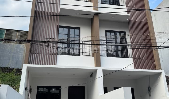 Rumah Baru 3lt Row Jalan 2 Mobil Komplek Taman Ratu Jakarta Barat