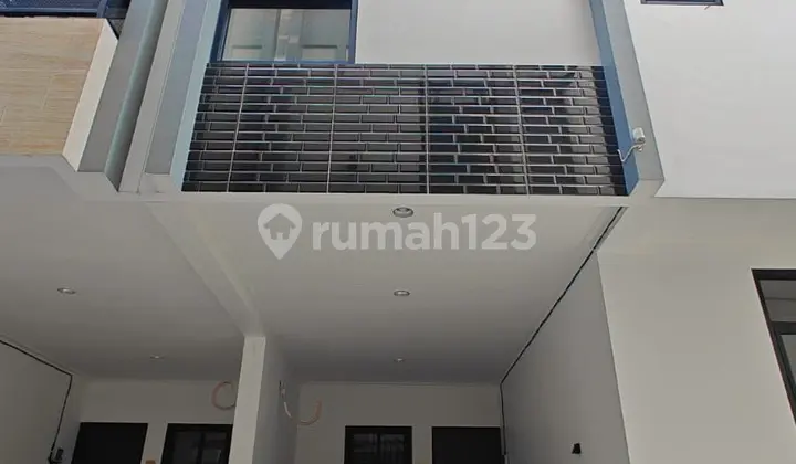 Tinggal Bawa Koper! Rumah Baru 3.5Lantai Furnish Strategis Bebas Banjir Kedoya Jakarta Barat