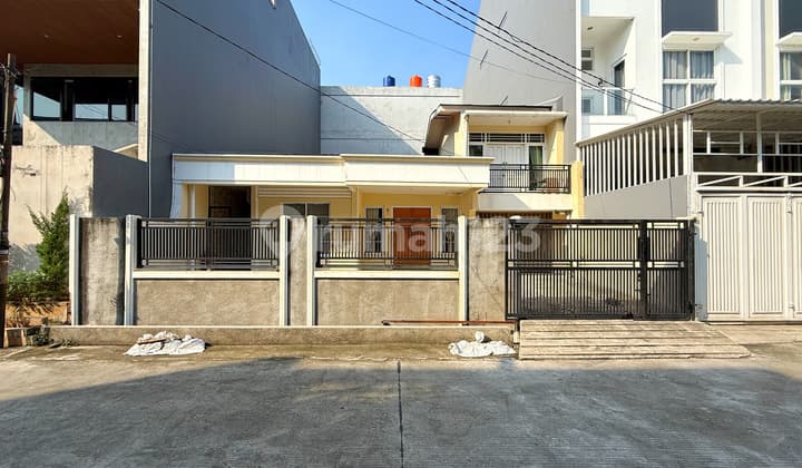 Rumah Hitung Tanah 11X20 Strategis Komplek Green Ville Jakarta Barat