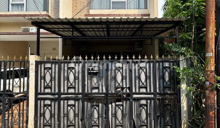 Just Bring Your Suitcase! 2-Story Semi-Furnished Modern House with Car Access in Duri Kepa, Near Tanjung Duren, West Jakarta