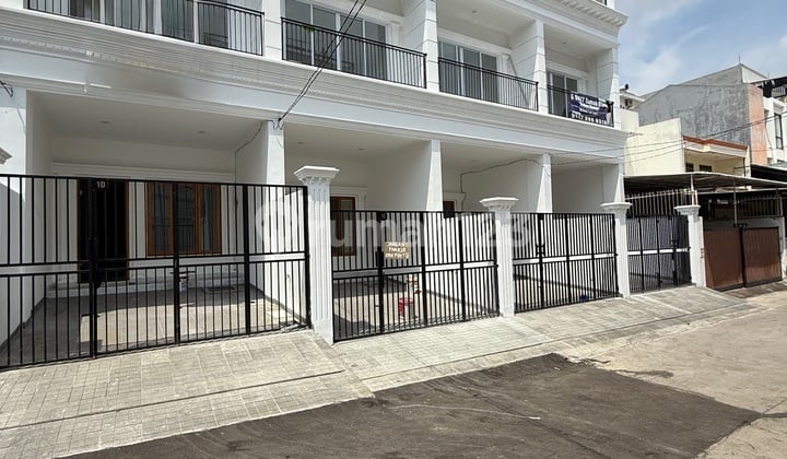 Rumah Baru 3.5 Lantai Bebas Banjir Row Jalan Besar Tanjung Duren Jakarta Barat