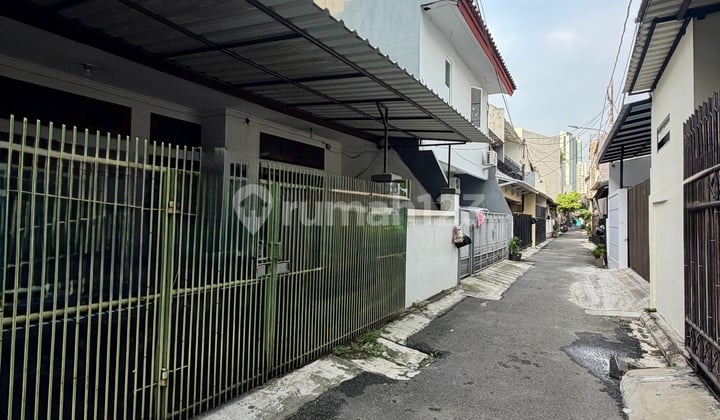 Well-Maintained 7x11 House, Easy Access, Suitable for Car, Strategic Location in Tanjung Duren, West Jakarta