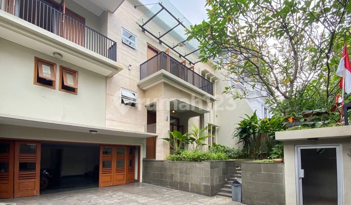 Disewakan Rumah Daerah Senopati 3 Lantai 4Br Sangat Strategis