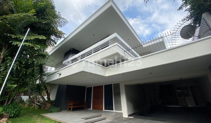 Disewakan Rumah 2 Lantai Full Furnish dengan Pool Daerah Strategis Permata Hijau