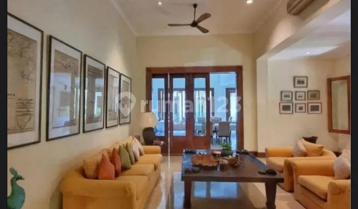 Dijual Rumah Hook Mewah 7 BR Luas 1.225 Sqm di Menteng Jakarta Pusat