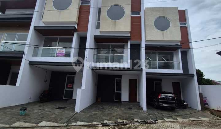 Rumah Baru di Taman Surya Siap Huni