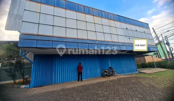 Disewakan Bangunan Komersial Strategis Pinggir Jalan Raya Jatiwaringin - Parkir Luas