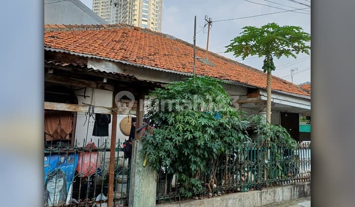 Dijual Rumah Tua Hitung Tanah di Tanjung Duren Jakarta Barat