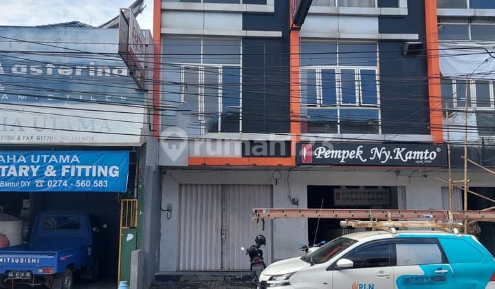 Dijual Ruang Usaha , Lokasi Strategis.