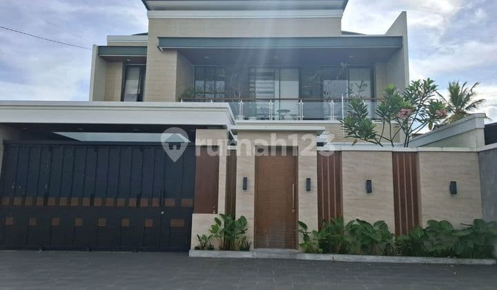 Rumah Mewah Dengan Kolam Renang Pribadi