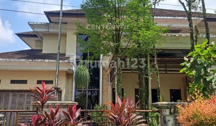 Rumah Mewah Halaman Luas Di Jalan MT Haryono