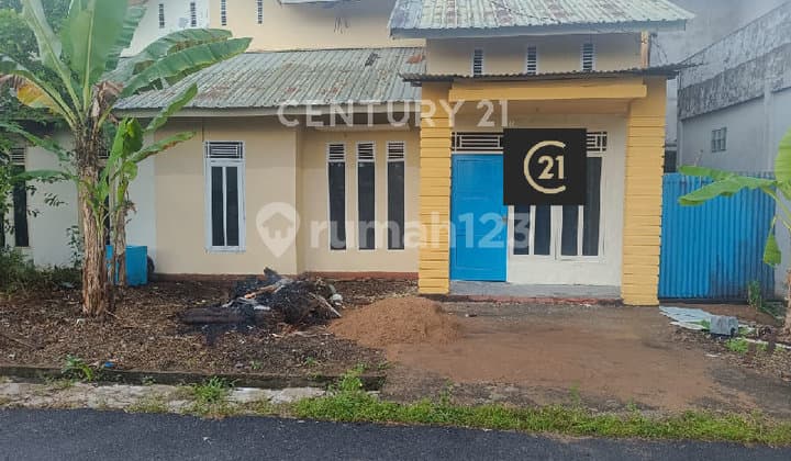 Strategic House Near City Center and Spacious Yard