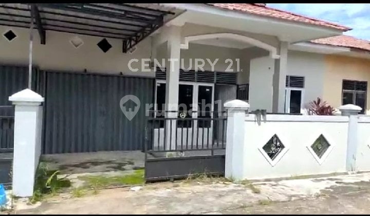 Ready-to-Occupy House Near Private School and Mall in Pontianak