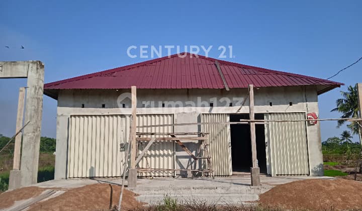 Spacious Shop House with Ample Parking Space for Various Businesses