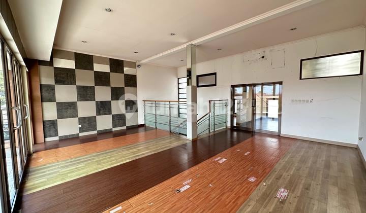 Rumah 3 Lantai Terawat Lokasi Strategis di Batununggal Bandung