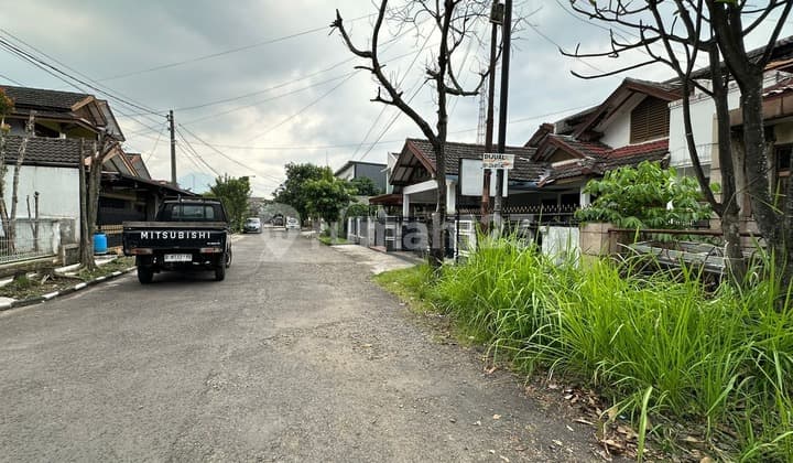 Rumah Tua Hitung Kavling Tanah di Komplek Perumahan Antapani