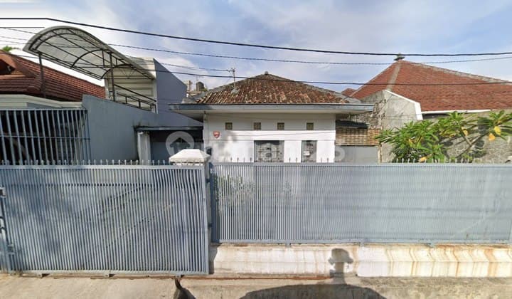 well-maintained cheap old house in the riau wing bandung