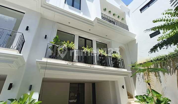 Rumah Cantik dengan Kolam Renang Lokasi Dekat Pim Jaksel