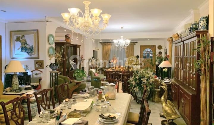 The charm of a beautiful old house. Shady & comfortable in the elite area of Sutan Syahrir, Menteng. Area of 722 m2. Wide road in front of the house.