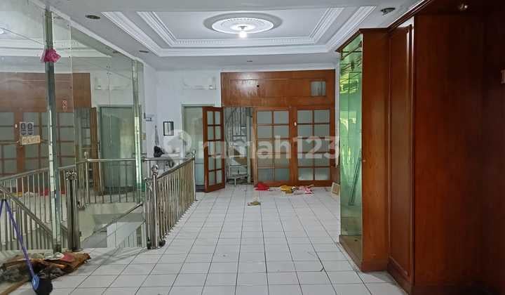 Disewakan Ruko Siap Pakai di Jalan Boulevard Modernland