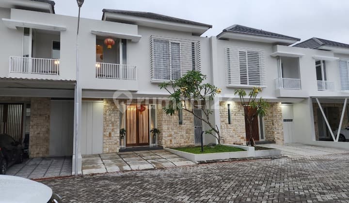 Rumah Solo Dijual.deka translates to "Solo House for Sale - Near" in English.