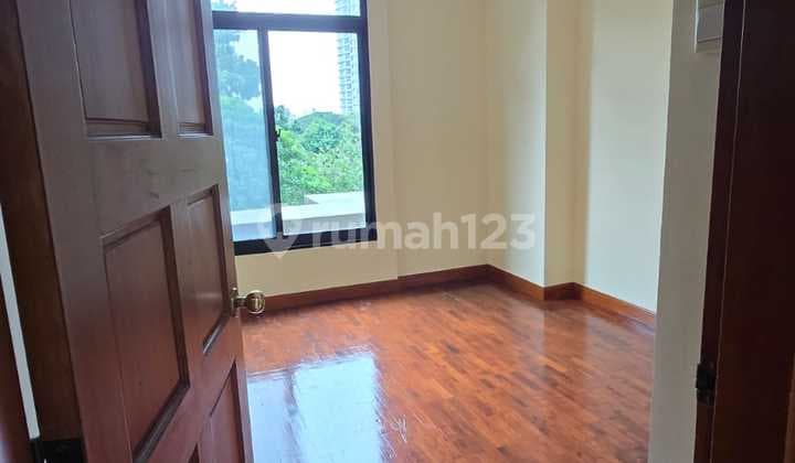 Apartemen 3 Kamar Tidur Semi Furnished Bagus. Kondominium Graha Famili. Lokasi Dekat Pakuwon Mall, Nashos,loop. Murah. Bagus Nego