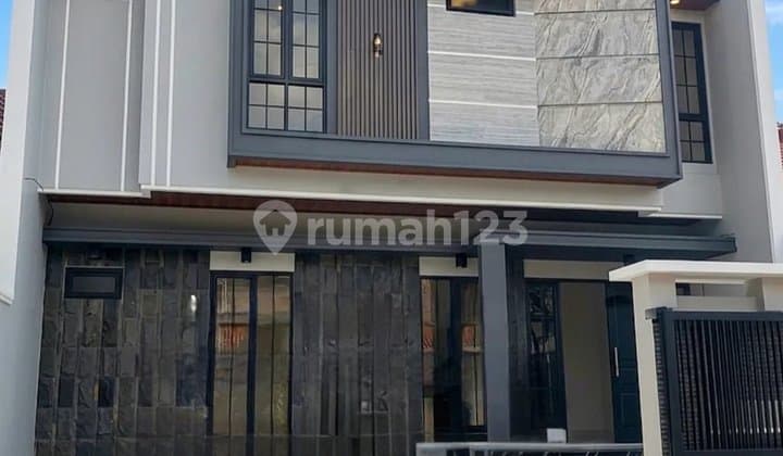 Rumah Baru 2 Lantai Luxury Modern Contemporer. SHM. Lokasi Tengah Kota. Row Jalan 3 Mobil. Murah Nego