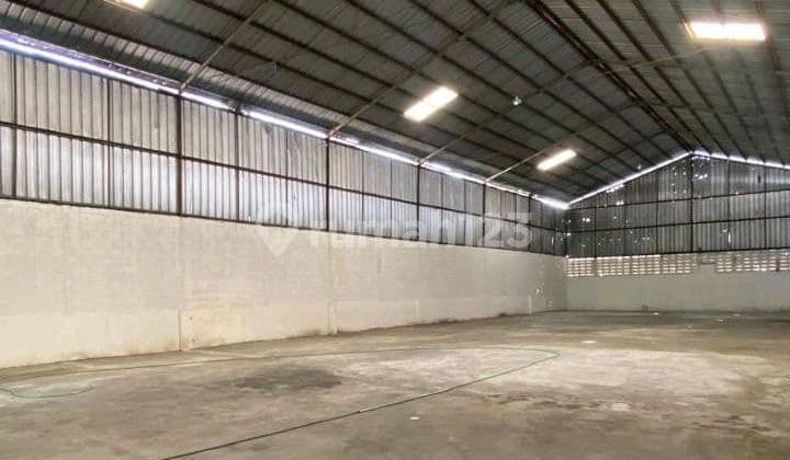 Gudang Di Raya Manukan Wetan. Bagus Siap Pakai. Lokasi Strategis. Bebas Banjir. Ada Air Sumur. Murah Nego.