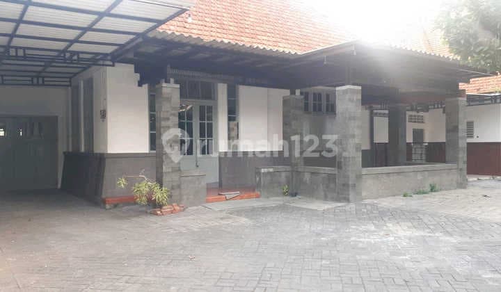 Rumah Jalan Progo Dekat Raya Darmo. Lokasi Pusat Kota. Nego