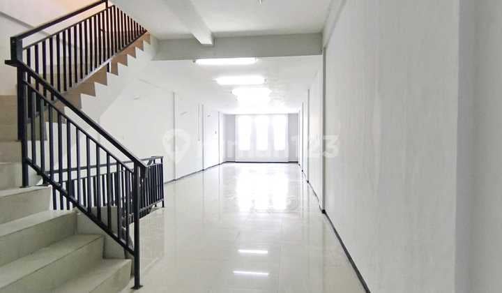 Ruko, 3 Lantai Jalan Kartini. Lokasi Strategis Pusat Kota. Siap Huni. Murah. Nego