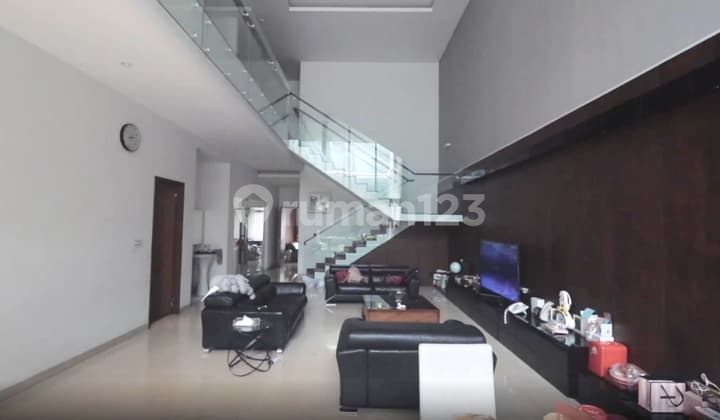 Rumah Mewah Bagus di Komplek Taman Milenium