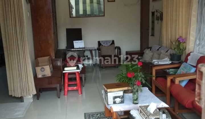 2-Story House for Sale with Yard on Cigadung Raya, Bandung