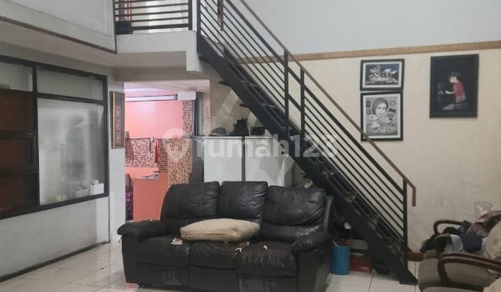 Rumah Dan Toko Dijual Strategis 3 Lantai di Jl Soekarno Hatta