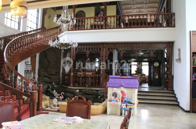 Rumah Dijual Mewah Semi Furnish di Area Tubagus Ismail, Bandung