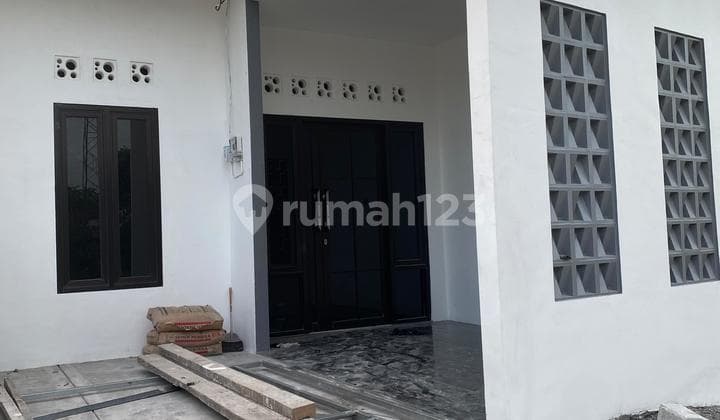 Rumah Candi Sidoarjo Dekat Jalan Raya Padat Penduduk