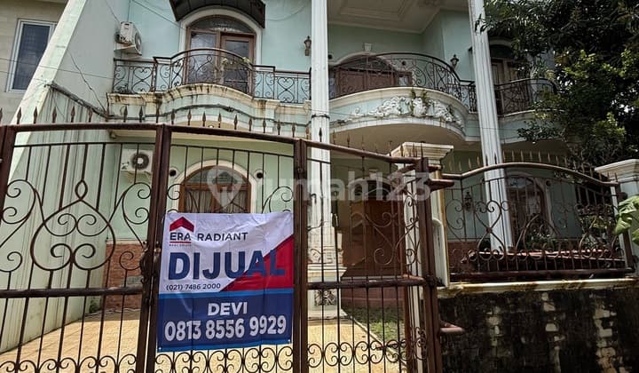 Large and Majestic Corner House in Villa Melati Mas BSD