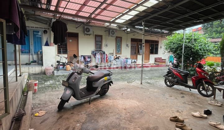 Row House for Rent or Could Be a Residential Home in the Heart of Kebayoran Lama