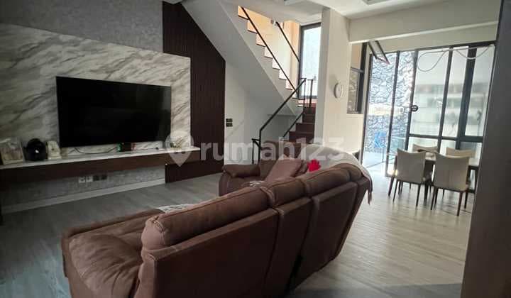 Rumah, 3 Lantai, SHM, Dekat Akses Tol,