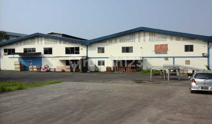 For Sale: Warehouse and factory in Subang, fits 40-foot containers.