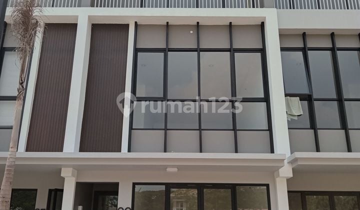 For Rent Cool and Nice Shop House in Uptown 3 floors facing the street