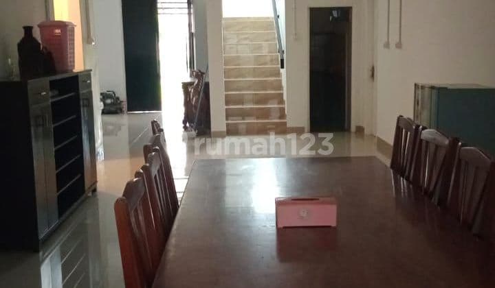 Cool and nice house for rent in Lippo Cikarang, ready to live in at good prices.