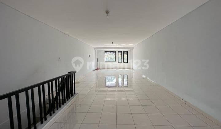 Di Sewa Ruko Manatika 3 lantai . Samping Red Blanc