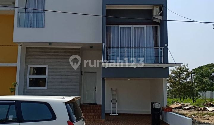 Cool and nice and luxury . The house in the Lippo Cikarang cluster is for sale with 2.5 floors... ready to live in and selling including full furniture.