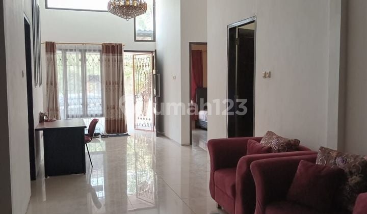 Luxurious, cool, and nice. The house in the Dago Lippo Cikarang area has 4 bedrooms, each with a bathtub. Move-in ready.