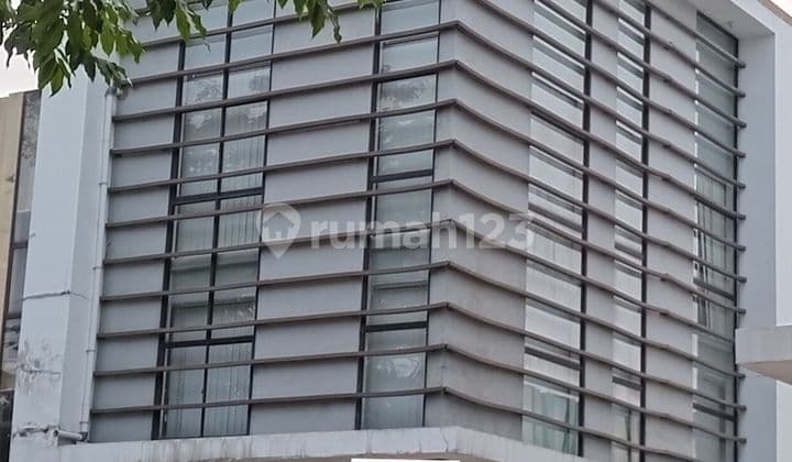 Cool Luxurious Nice Shophouse on Manetika Floor 4 for quick sale.. Ready to use.. Strategic location in front of the lake.