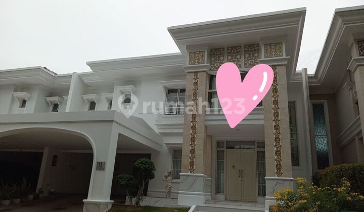 Luxurious, Cool, and Pleasant House with Swimming Pool Facilities, Air Conditioning, and Modern and Luxurious Kitchen Set. Each Room Includes an Ensuite Bathroom.